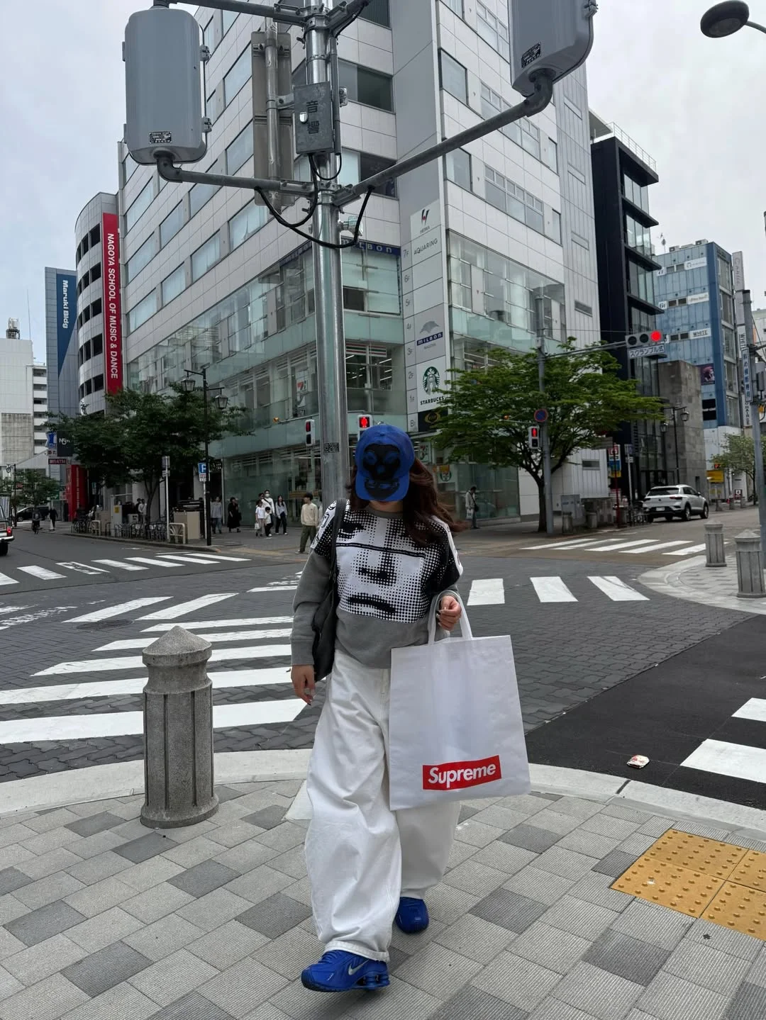 casual friday summer outfits with sneakers 2026 Graphic Sweatshirt And White Pants With Street-Style Friday Mood