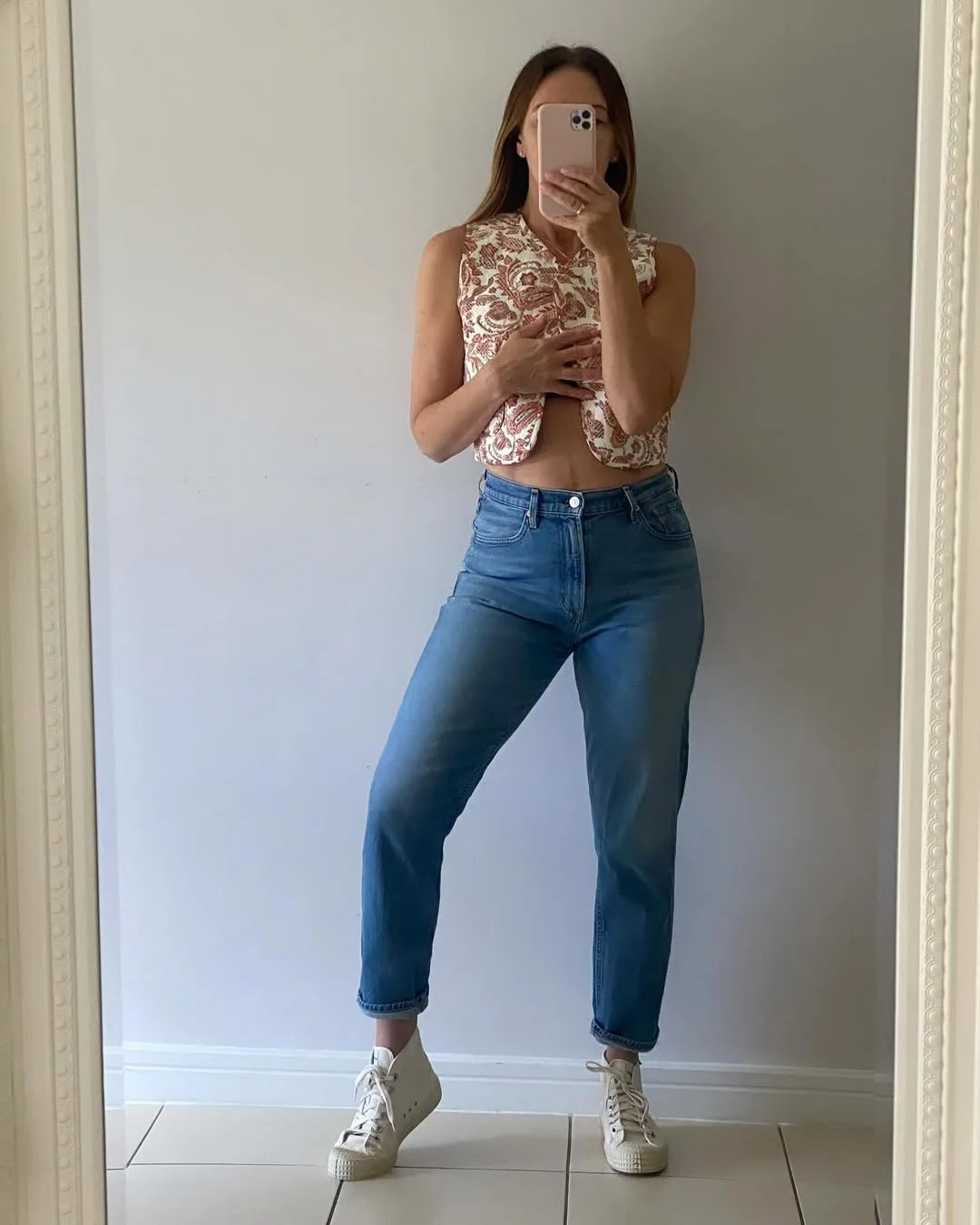 casual friday summer outfits with sneakers 2026 Printed Vest With Straight Jeans And High-Top Sneakers
