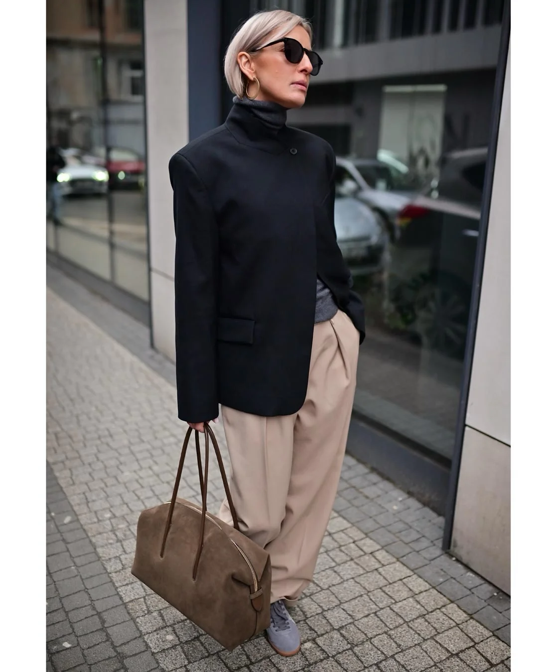 casual summer blazer outfits 2026 Black Structured Blazer With Beige Trousers