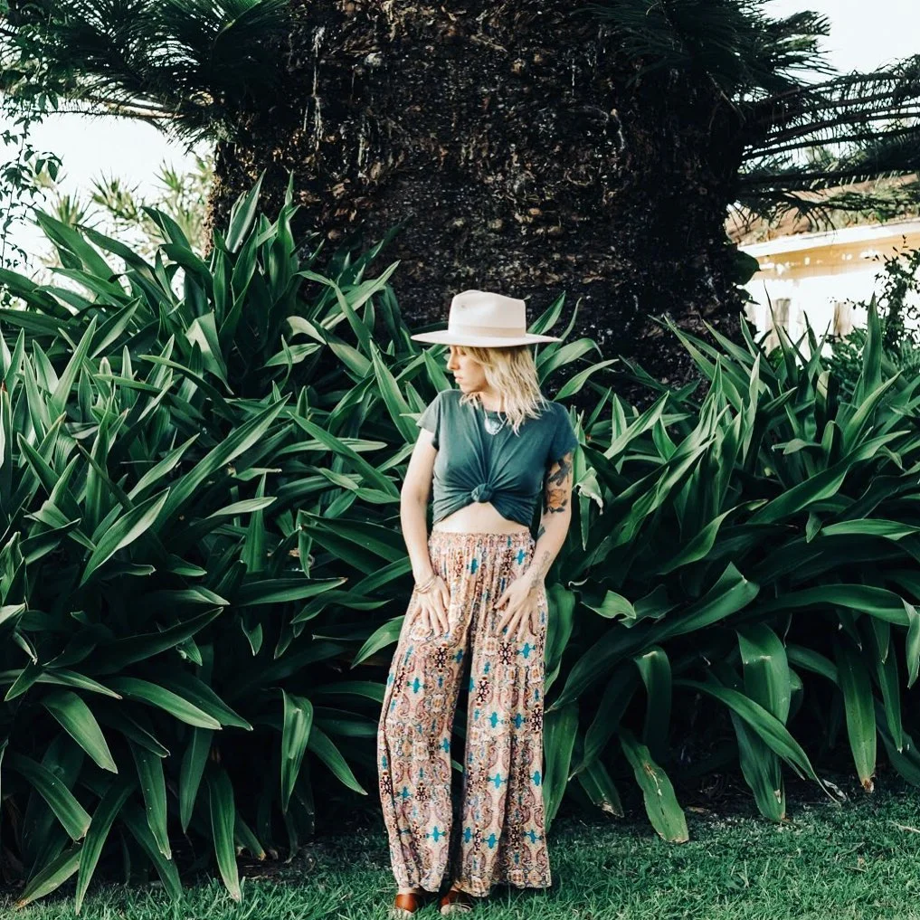 cute boho summer outfits 2026 Tropical Printed Trousers and Knotted Tee Combo