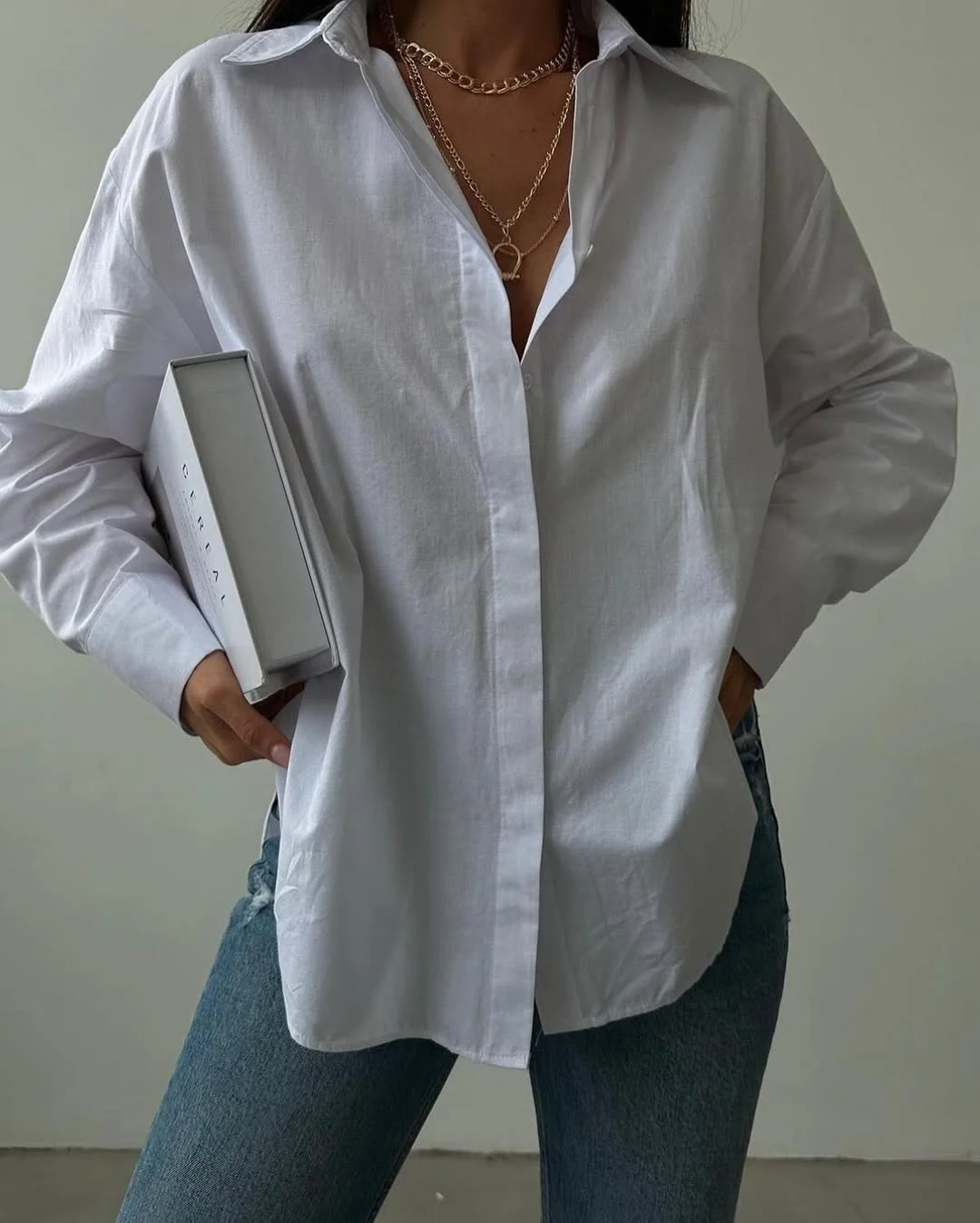 oversized summer outfit 2026 Classic Oversized White Shirts That Always Feel Expensive