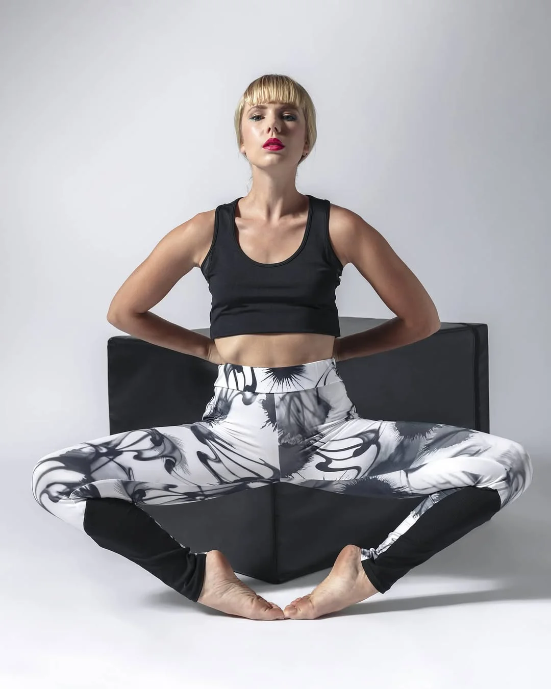 sporty legging outfits summer 2026 Monochrome Printed Leggings With Studio Confidence
