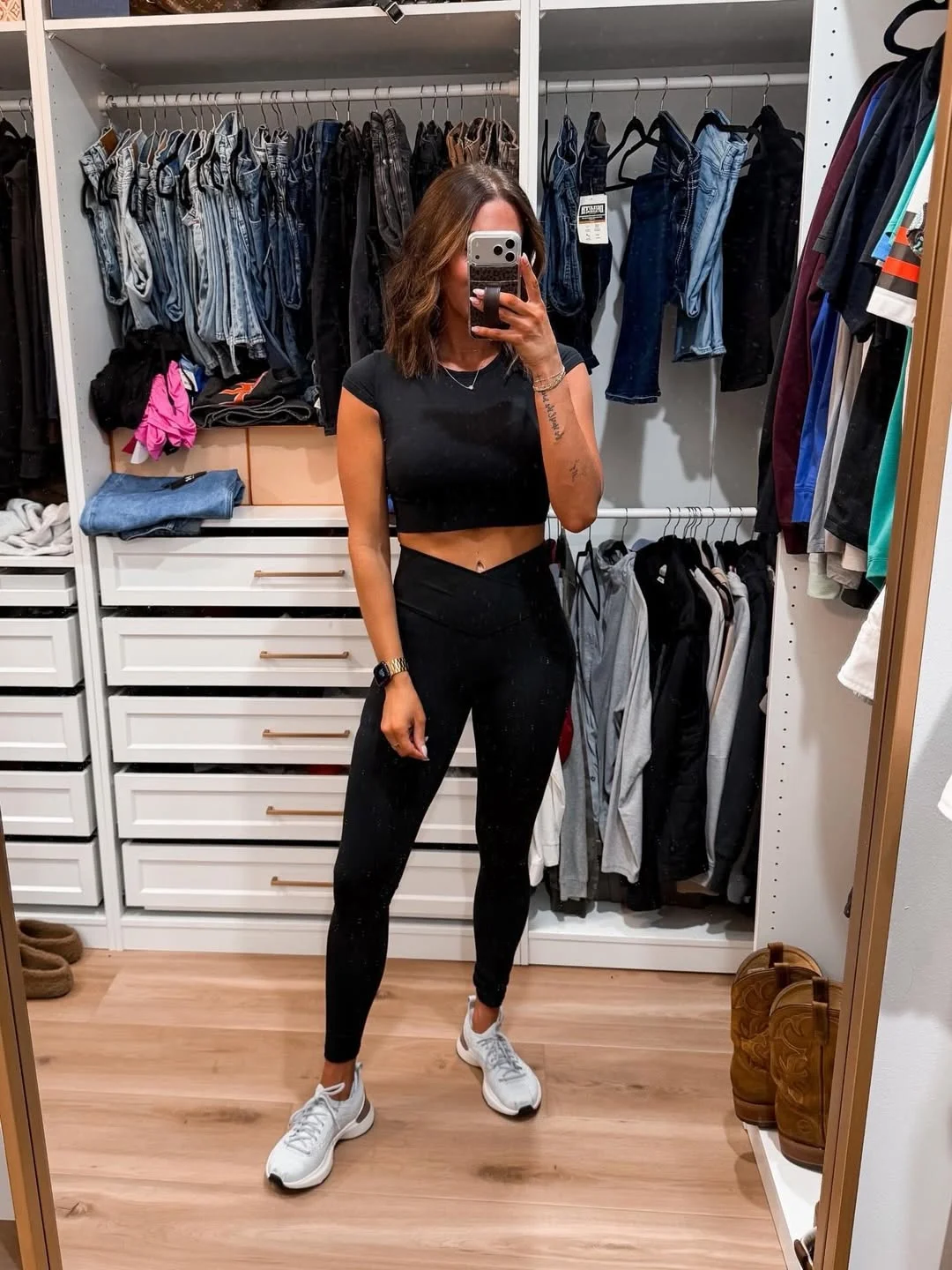 sporty legging outfits summer 2026 Black Crop Top And V-Waist Leggings For Everyday Sport Style