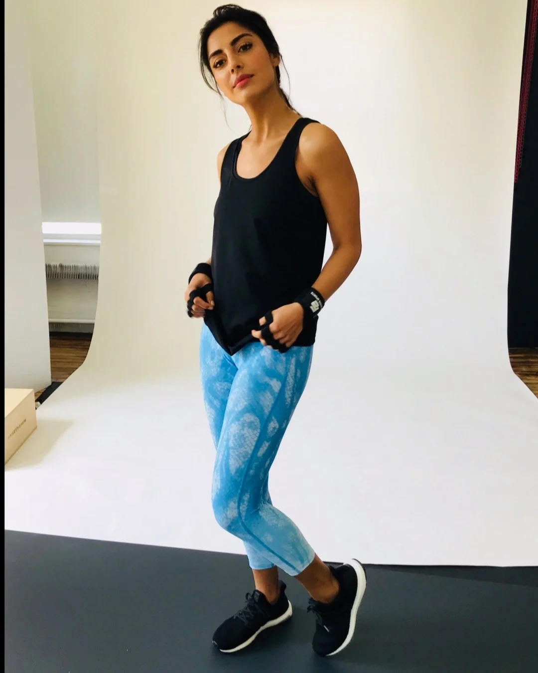 sporty legging outfits summer 2026 Sky Blue Printed Leggings With A Loose Black Tank
