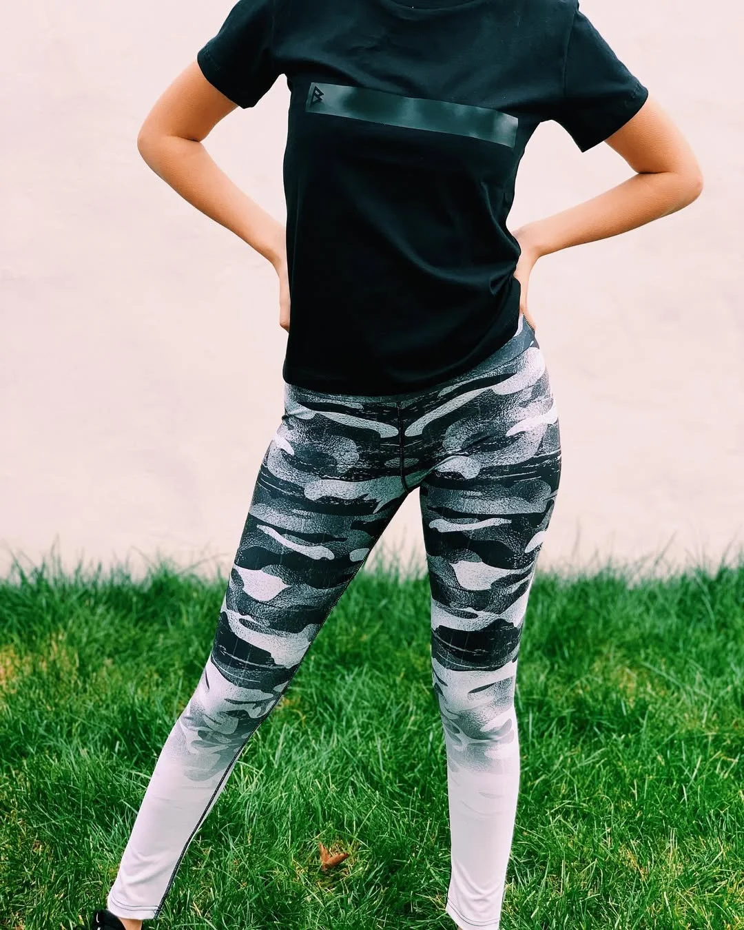 sporty legging outfits summer 2026 Graphic Camo Leggings With A Simple Black Tee