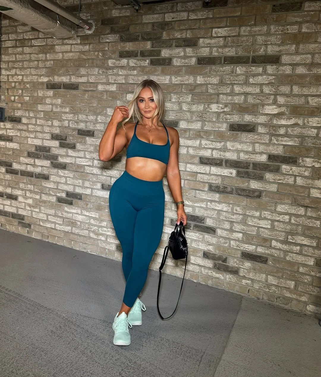sporty legging outfits summer 2026 Teal Matching Set For A Sporty Chic Errand Day
