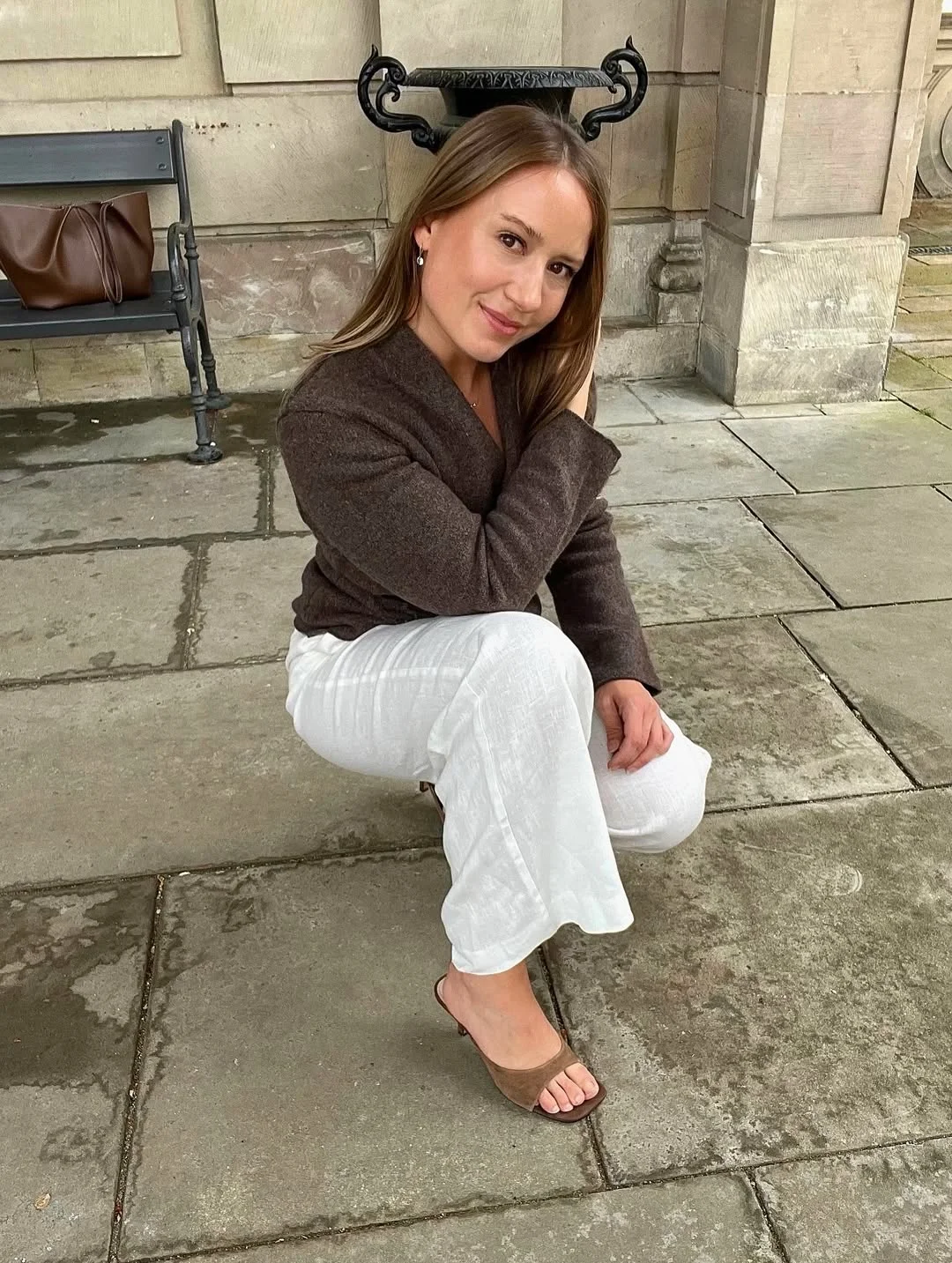 summer linen outfits 2026 Dark Knit Top With White Linen Pants For Cool Summer Evenings