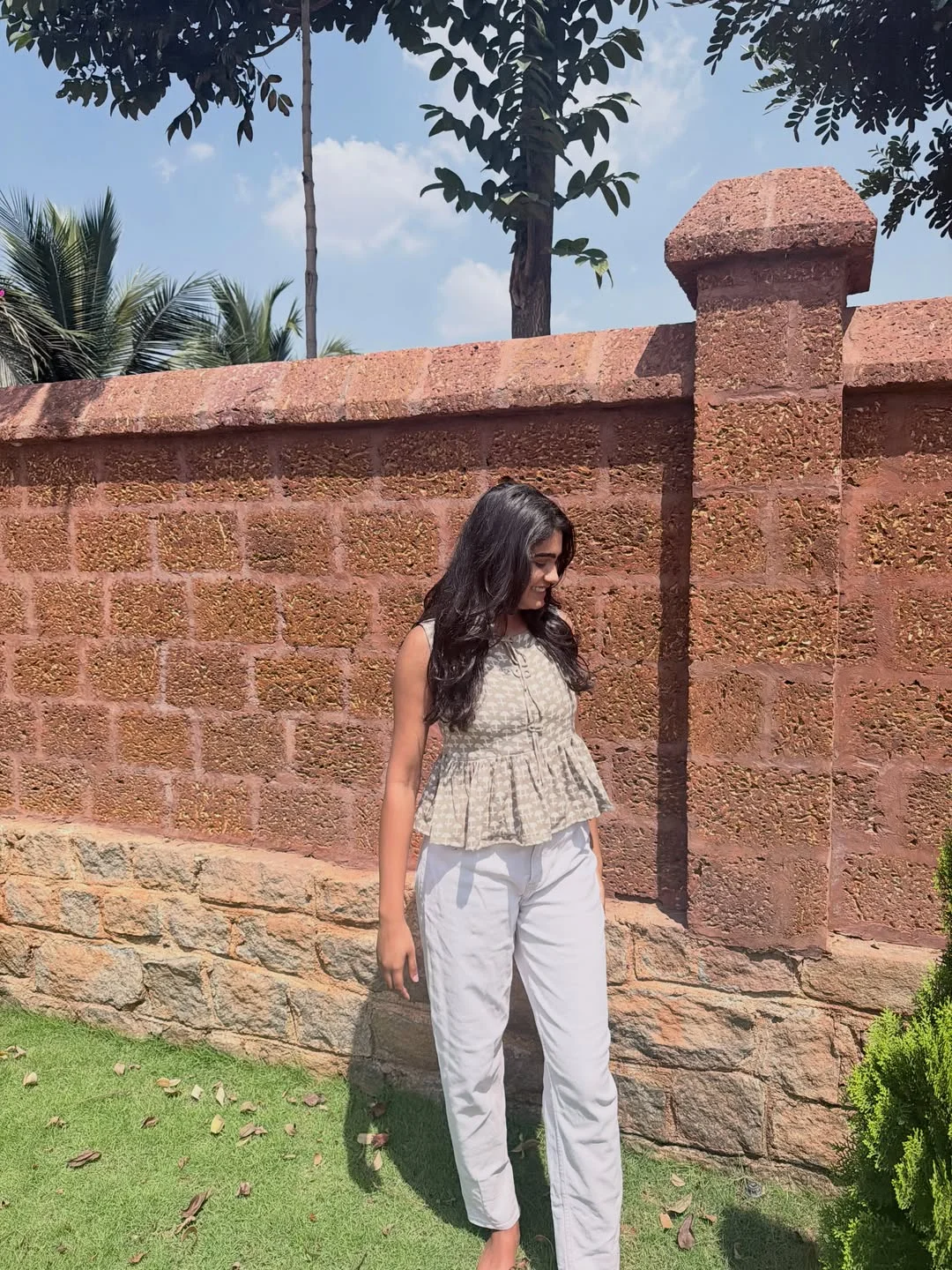 summer sleeveless tops 2026 Printed Peplum Top With White Pants