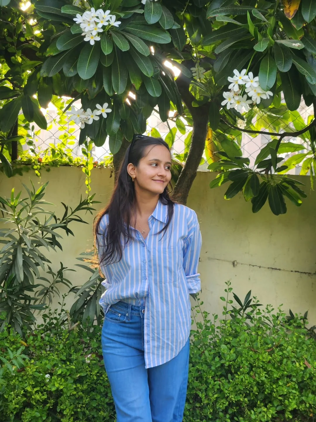 Sunday summer brunch outfits 2026 Blue Striped Shirt And Jeans For Garden Brunch Ease