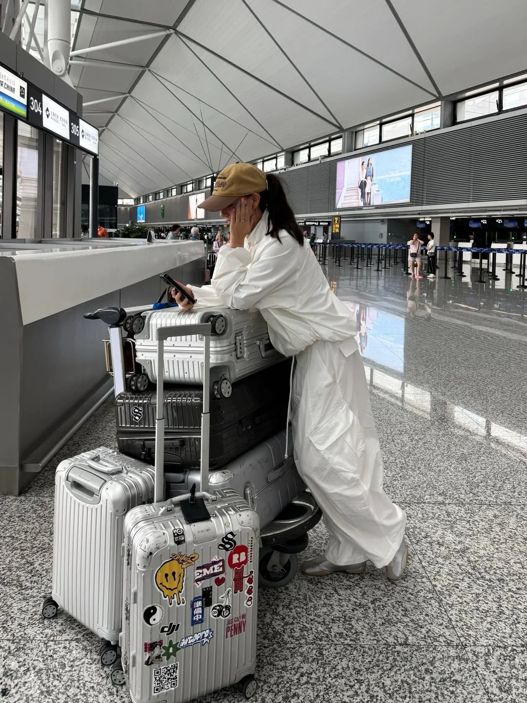 comfortable fall travel outfits 2026 White Utility Layers For A Minimal Airport Statement