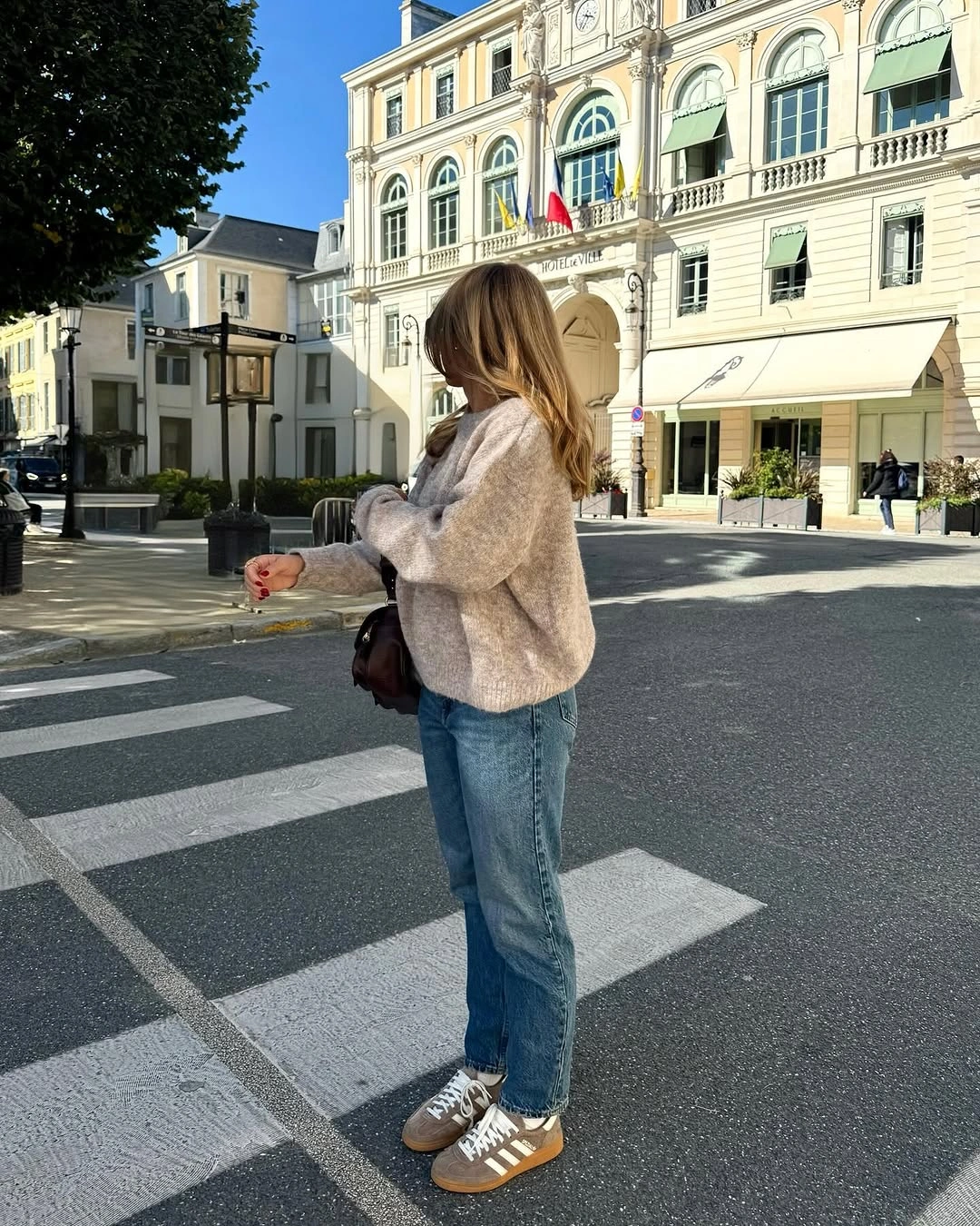 comfy fall outfits 2026 Soft Neutrals and Straight-Leg Denim for City Days