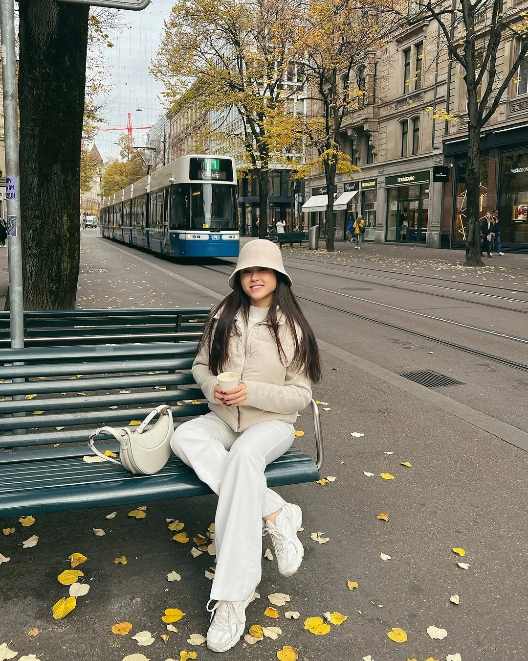 comfy fall outfits 2026 An All-White Puffer Vest Outfit for Crisp City Days
