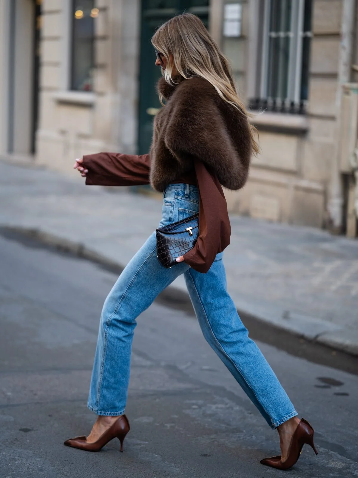 cozy & chic autumn outfits for women 2026 Soft Fur Texture and Blue Jeans for a Luxe Autumn Street Look
