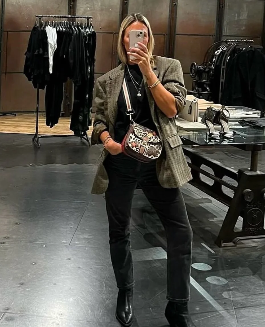 cozy & chic autumn outfits for women 2026 Checked Blazer and Leopard Bag for a Strong Evening Look