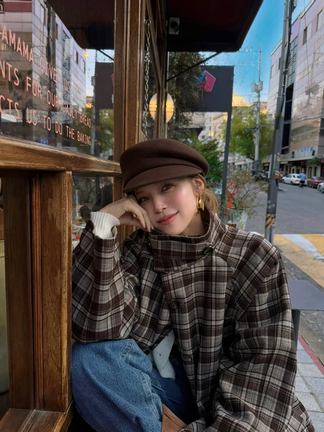 nyc fall outfits street style casual 2026 + Plaid Cape Coat And Brown Newsboy Cap Mood