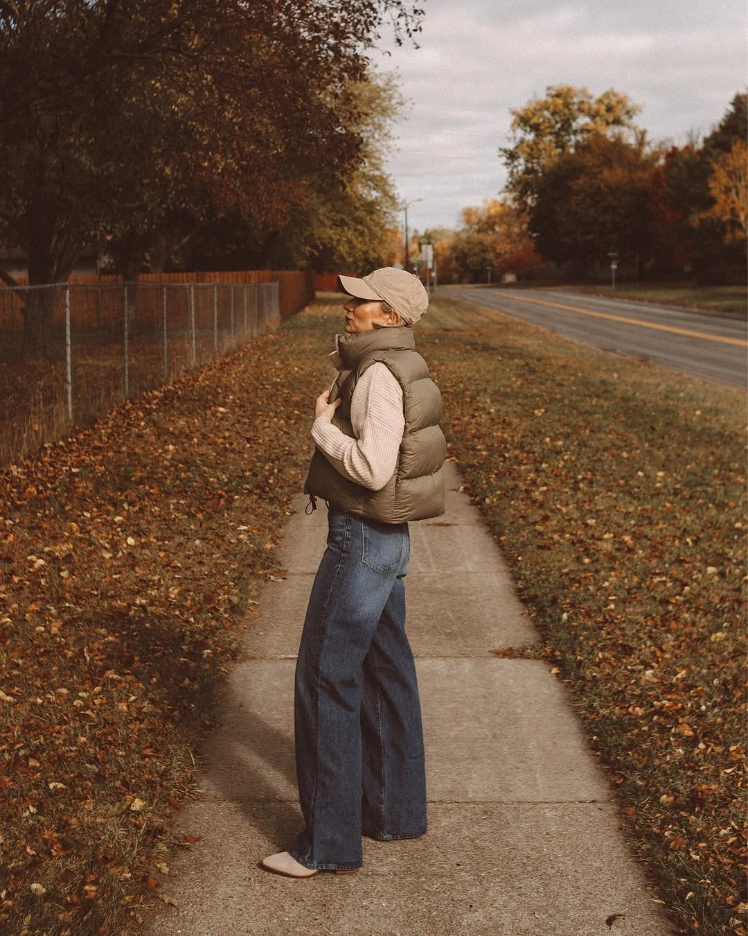 fall mom outfits 2026 An Olive Puffer Vest and Wide-Leg Jeans for Everyday Errands