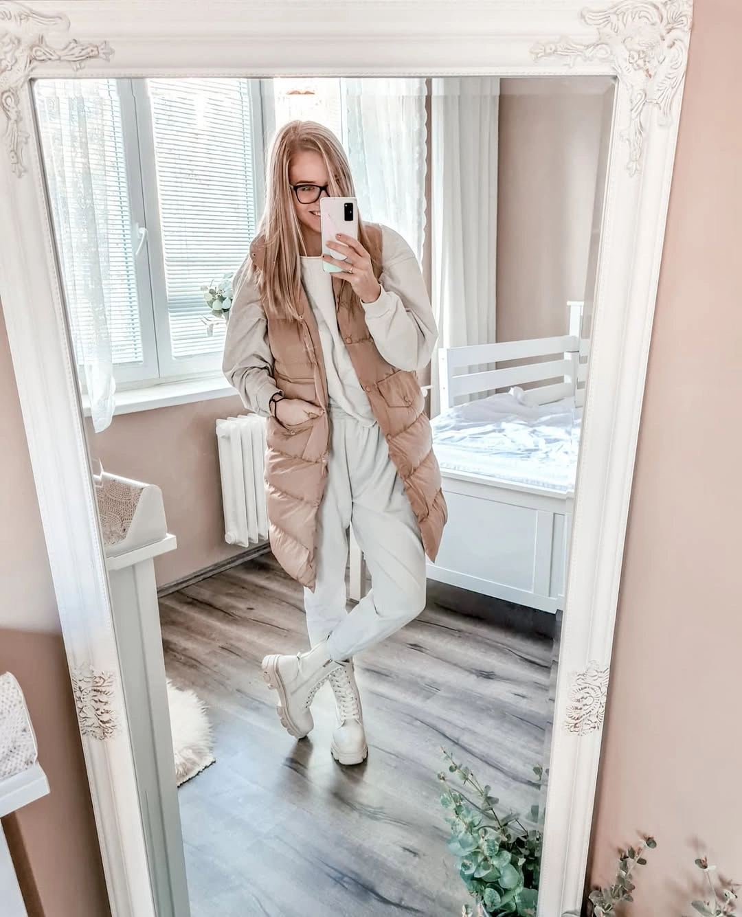 fall mom outfits 2026 A Neutral Puffer Vest and White Sneakers for an Easy Fall Uniform