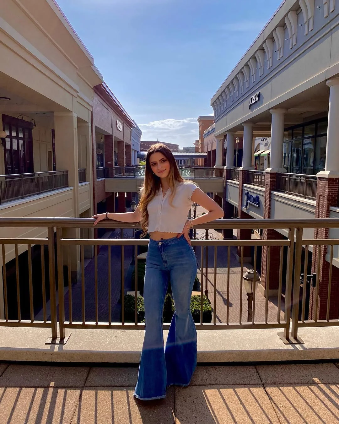 fall outfits for college students casual 2026 White Crop Shirt And Flared Jeans For Sunny Fall Between Classes