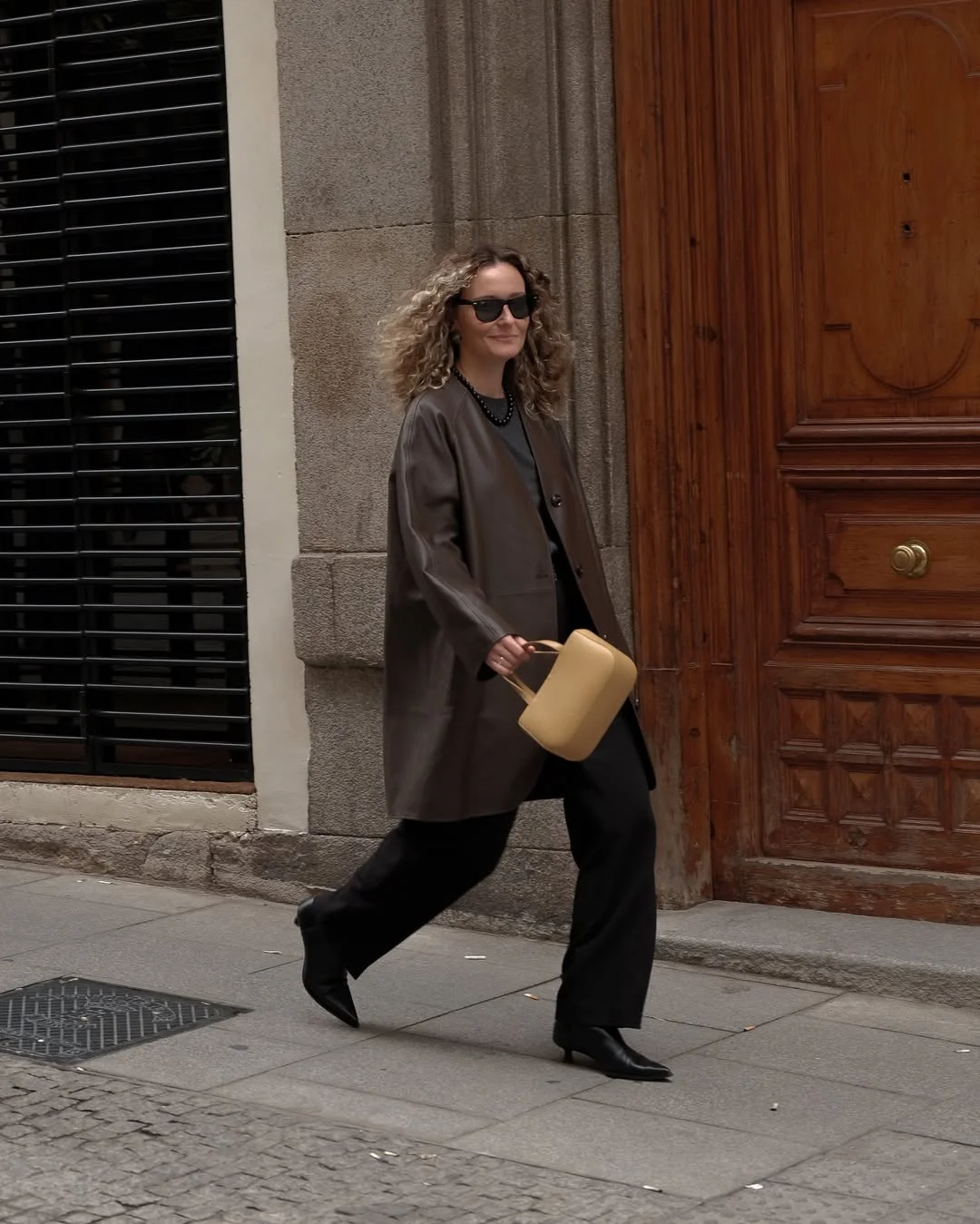 Early summer outfits 2026 Oversized Brown Leather Blazer With Black Tailoring