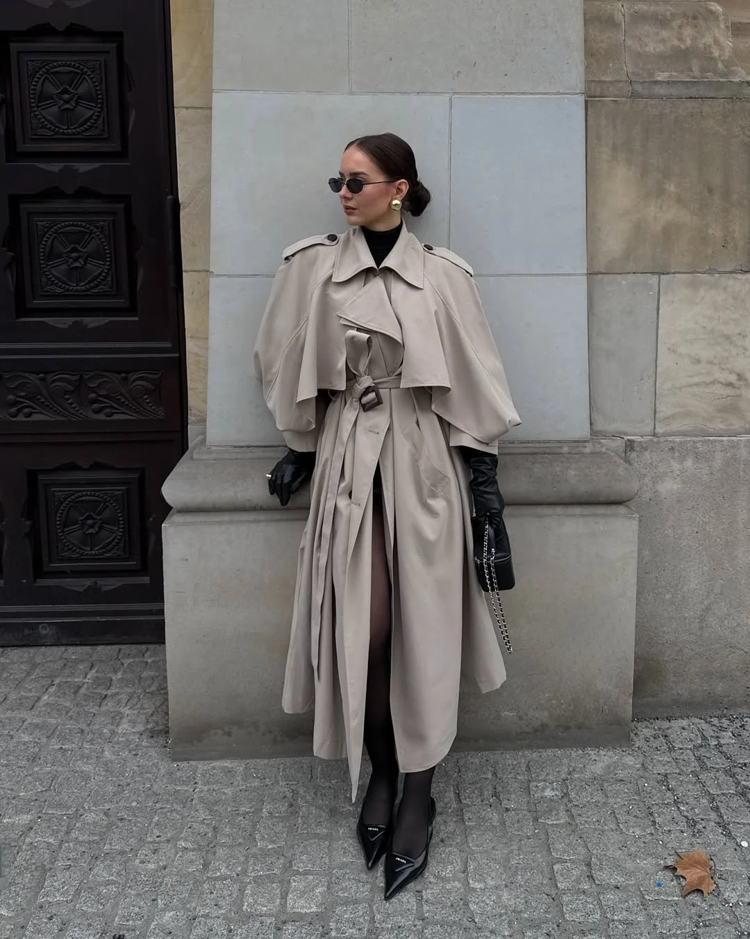 fall outfits with coat 2026 + Cape-Style Trench With Gloves and Pointed Heels