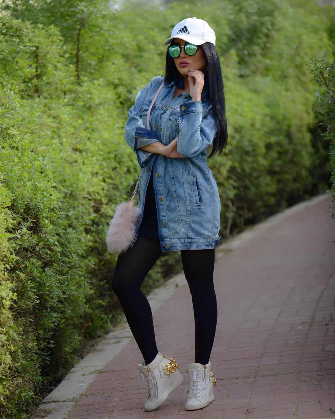 fall outfits with jeans jacket 2026 Oversized Denim And Leggings For A Sporty Fall Walk