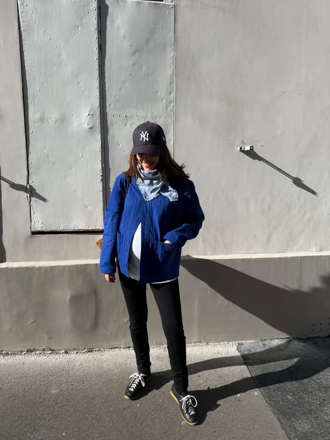 fall outfits with leggings and sneakers 2026 Blue Utility Jacket With Black Leggings And A Baseball Cap