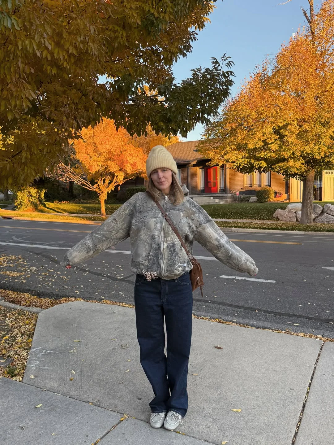 fall outfits with sneakers and jeans 2026 + Camo Puffer Jacket With Dark Jeans and Gray Runners