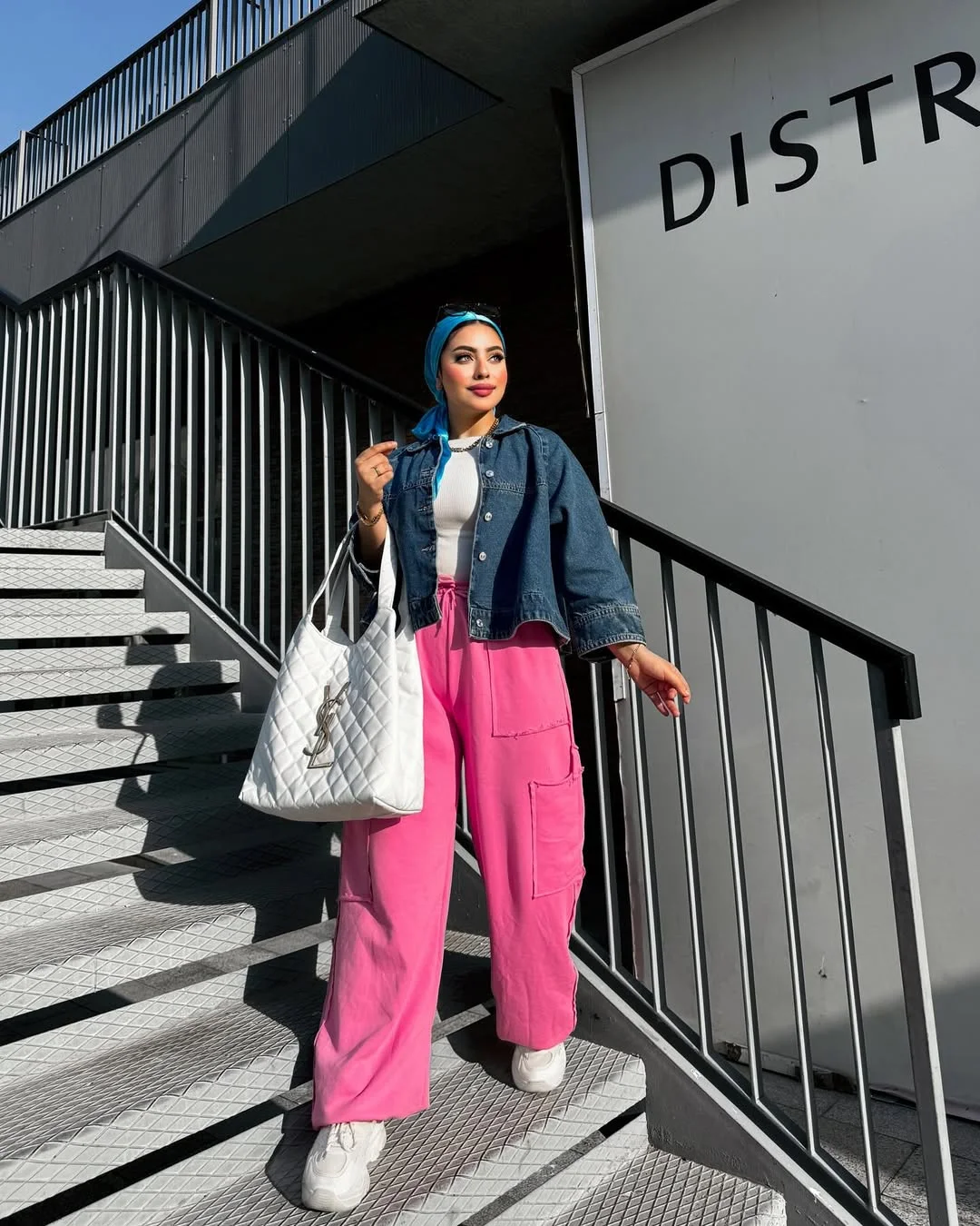 fall pants outfits for women 2026 Pink Cargo Pants With A Cropped Denim Jacket