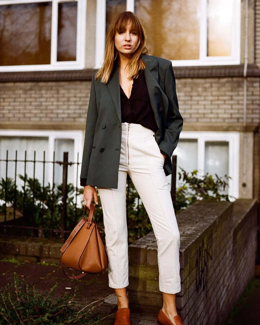 fall work outfits 2026 Oversized Blazer With White Trousers and Cognac Accessories
