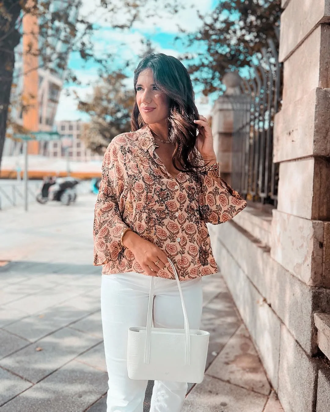 July outfits ideas 2026 + Soft Floral Blouse With White Summer Jeans