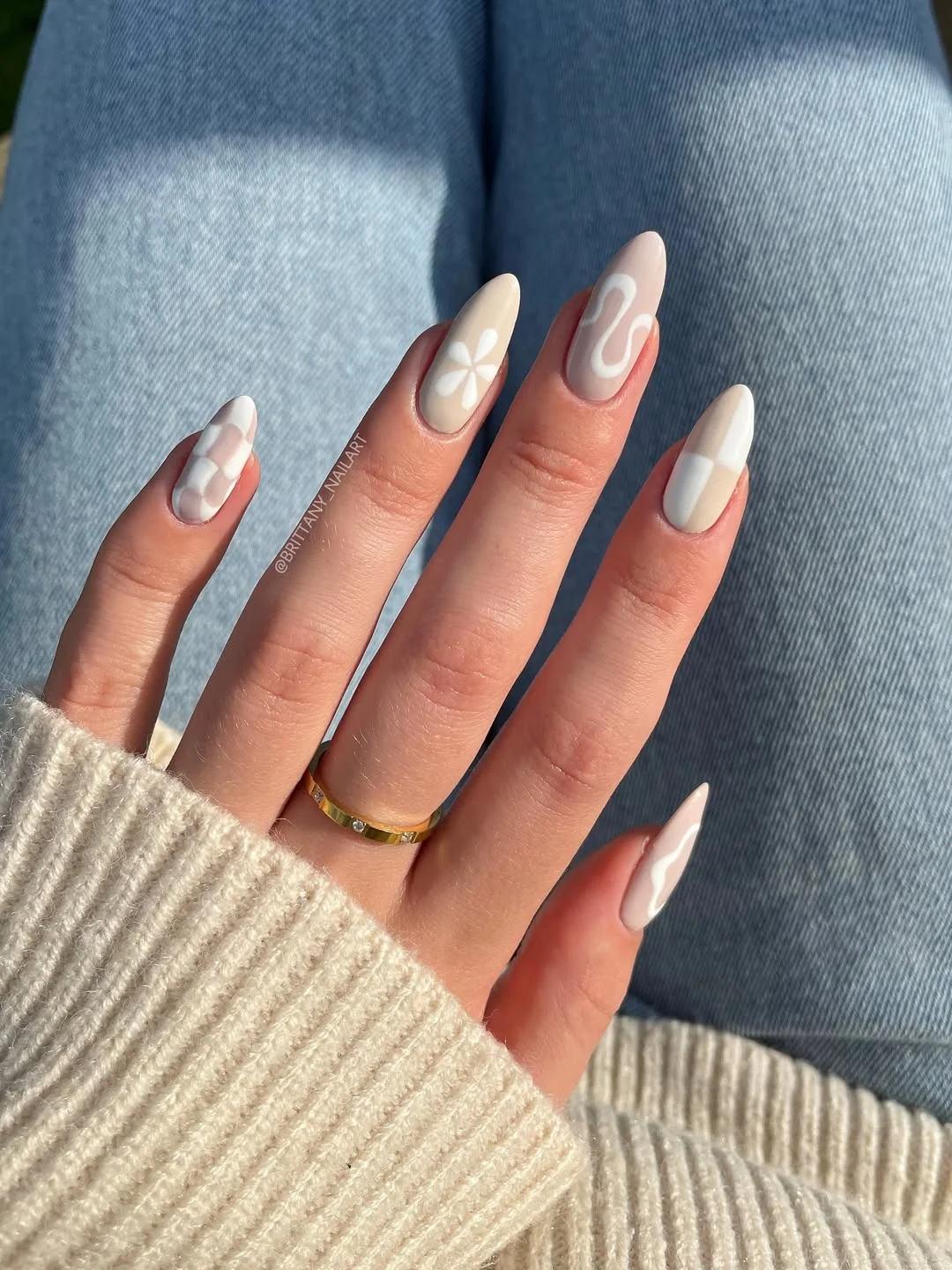 June manicure ideas 2026 Creamy White Swirls and Soft Daisy Accents