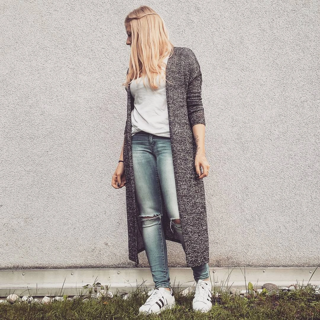 nice fall outfits 2026 Long Cardigan Layers with Distressed Denim and White Sneakers
