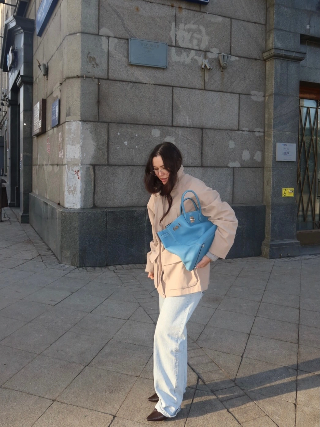 nice fall outfits 2026 Beige Trench Layers with Wide-Leg Jeans and a Blue Bag