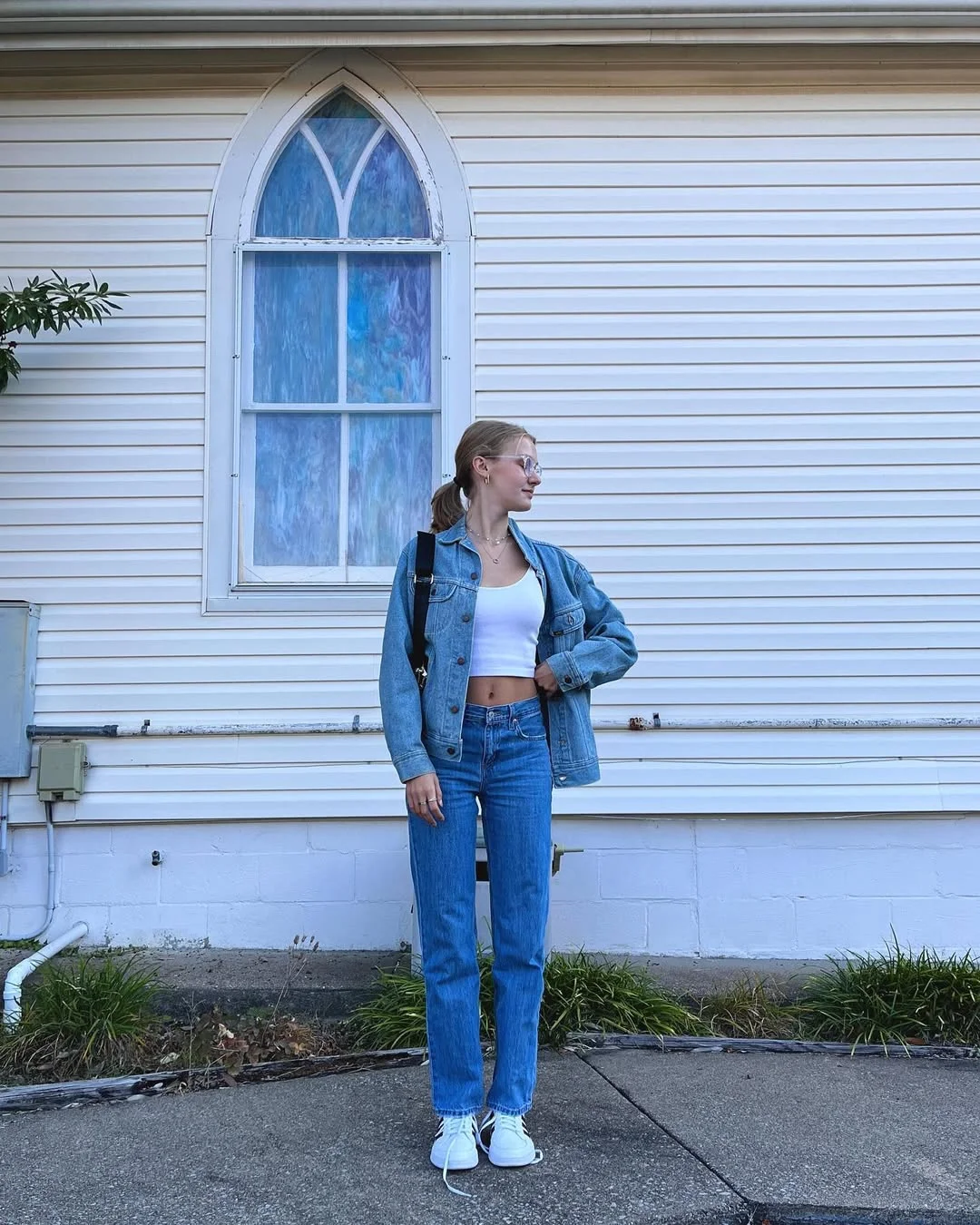 simpl fall outfits 2026 Double Denim With a White Tank and Sneakers