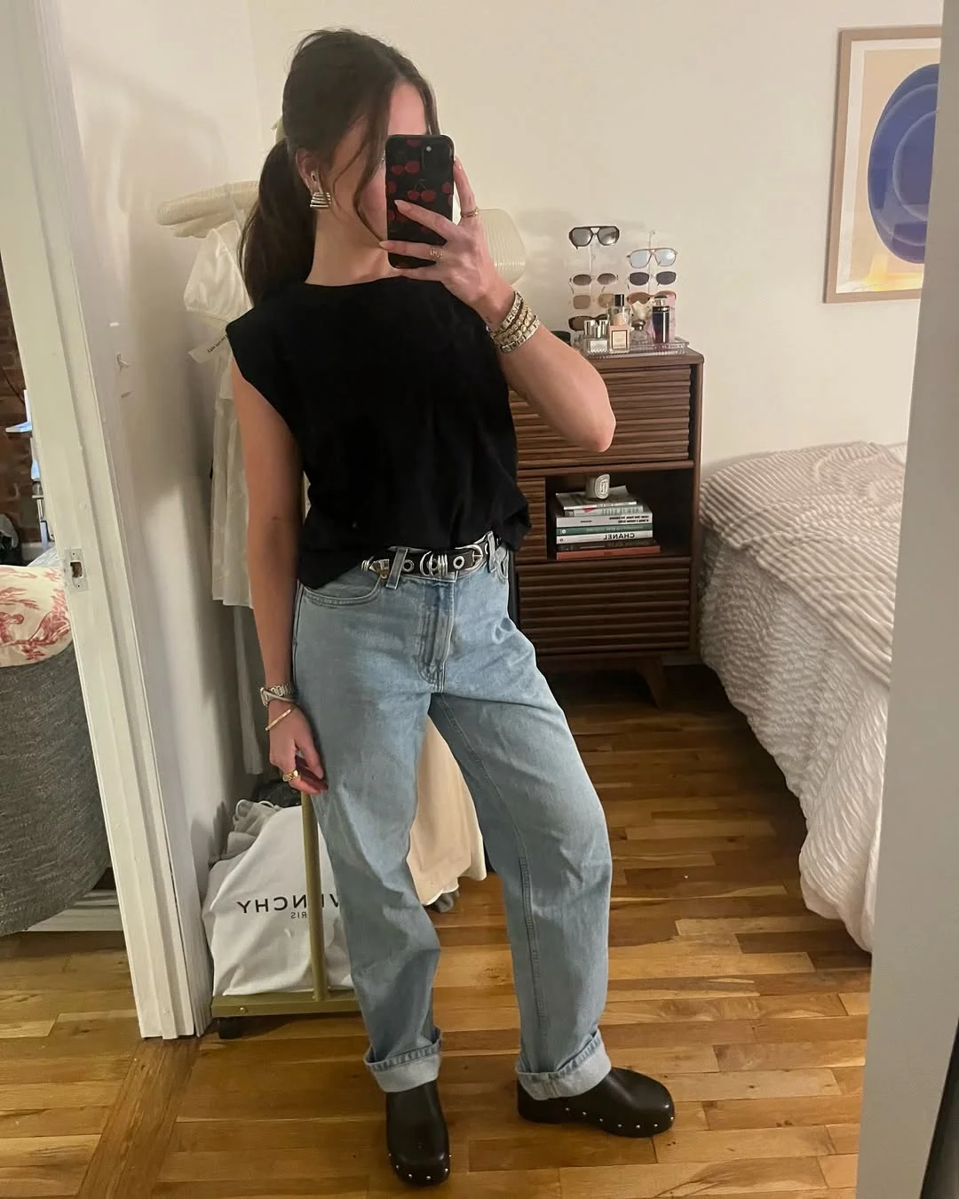 Summer to fall outfits 2026 Black Sleeveless Top With Light Denim and Clogs