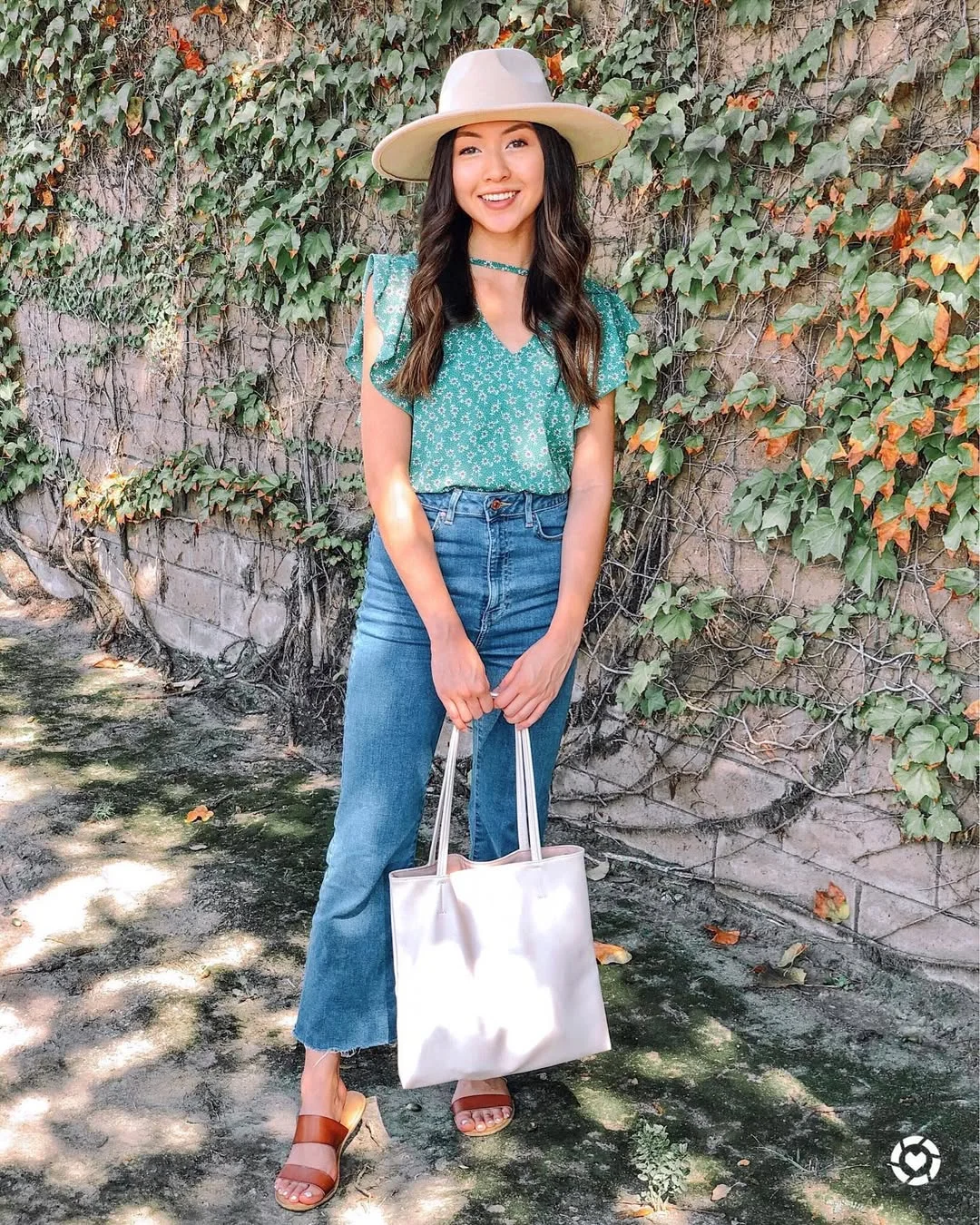 Summer to fall outfits 2026 Green Floral Blouse With Flared Jeans and a Felt Hat
