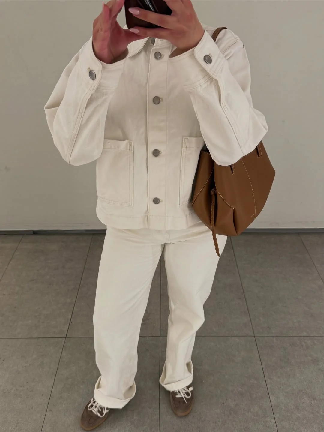Summer to fall outfits 2026 All-Cream Denim With a Brown Tote