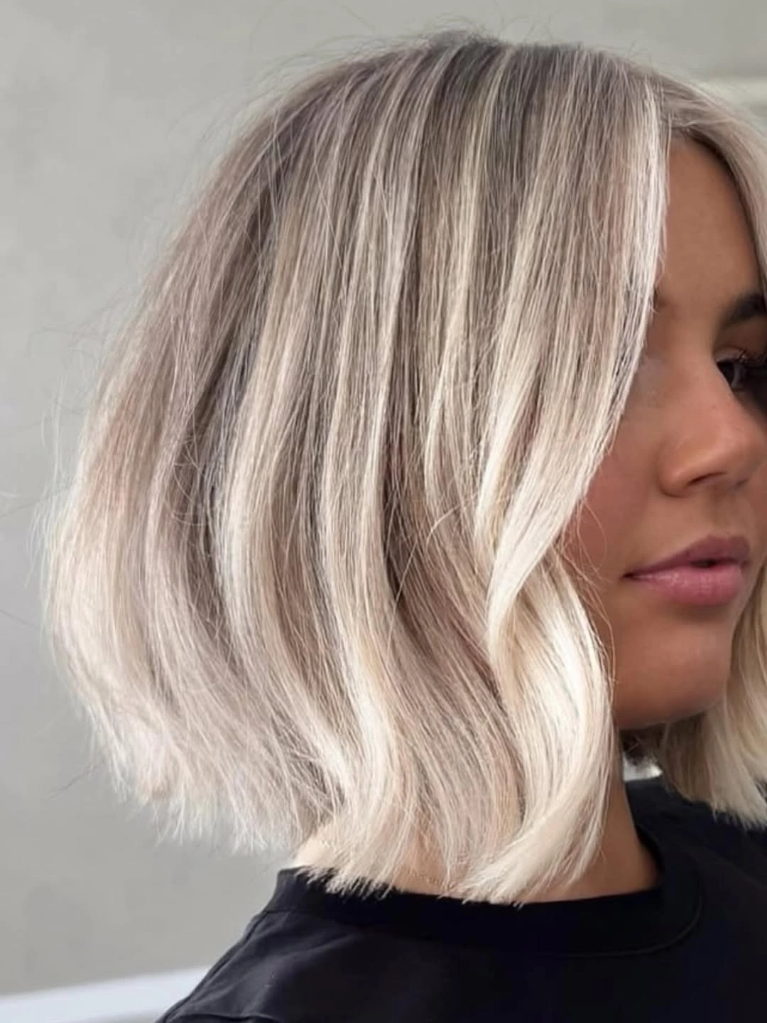 Fall blonde hair colour 2026 Champagne Blonde Bob With Smoky Lowlights