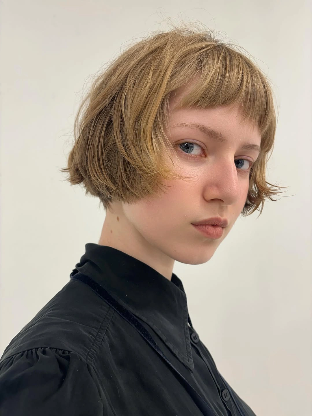 fall French Bob 2026 Honey Blonde Bob with Feathered Texture