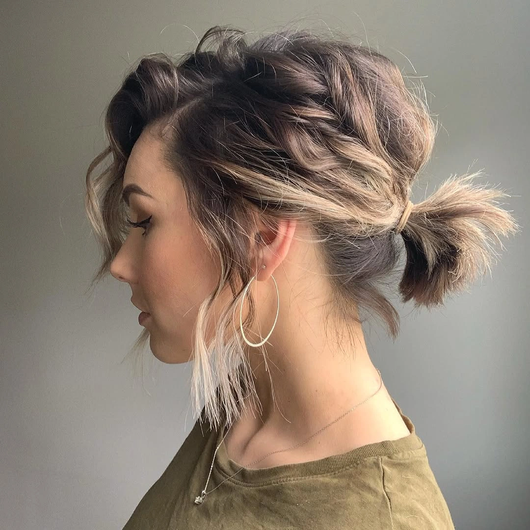 fall hairstyles 2026 Textured Low Ponytail With Blonde Money Pieces