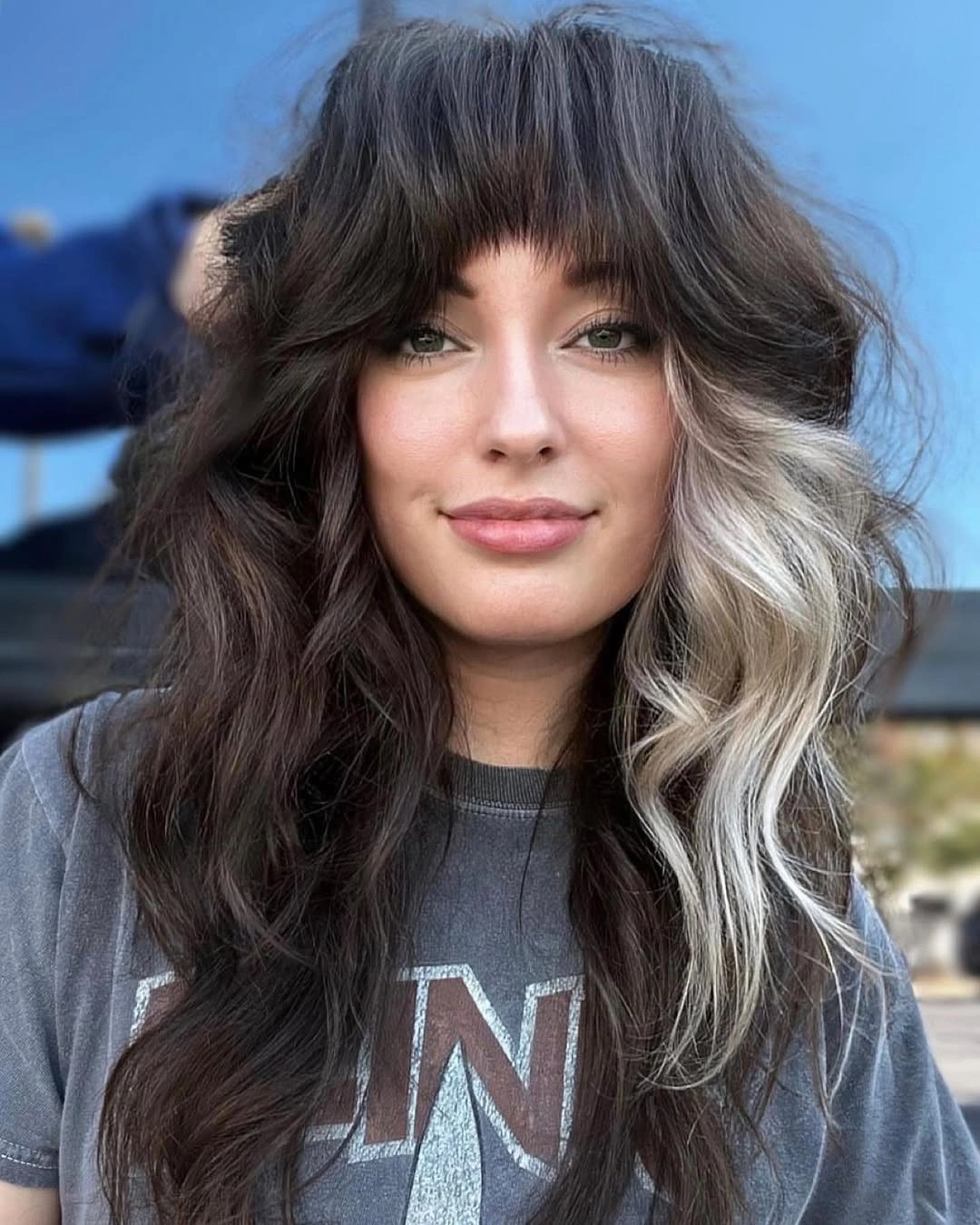 fall hairstyles 2026 Dark Waves With A Bright Face-Framing Streak