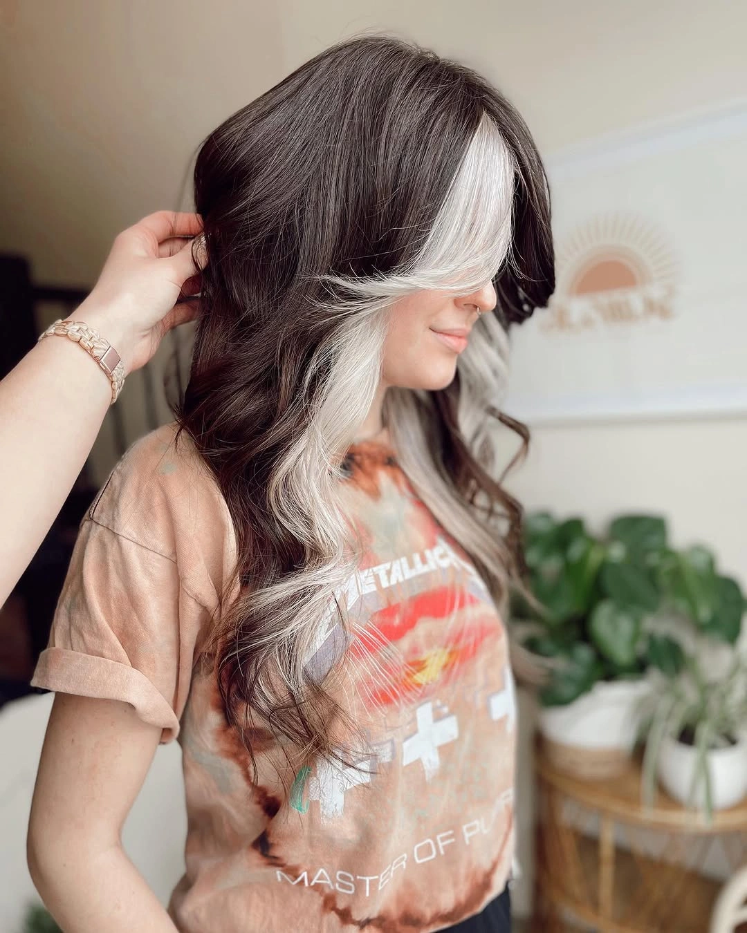 fall hairstyles for long hair 2026 Dark Waves With Platinum Face-Framing Contrast