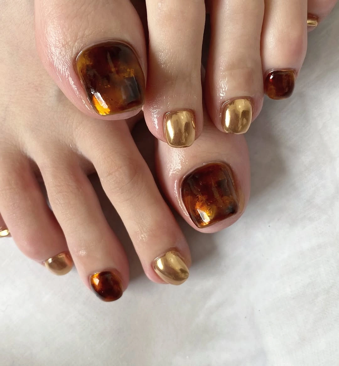 fall pedicure ideas 2026 Tortoise And Gold Pedicure With Mixed Shine