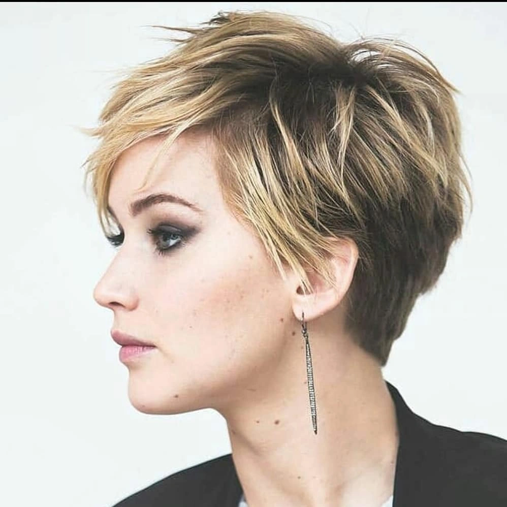 fall pixie haircut ideas 2026 Caramel Highlighted Pixie With a Sculpted Crown