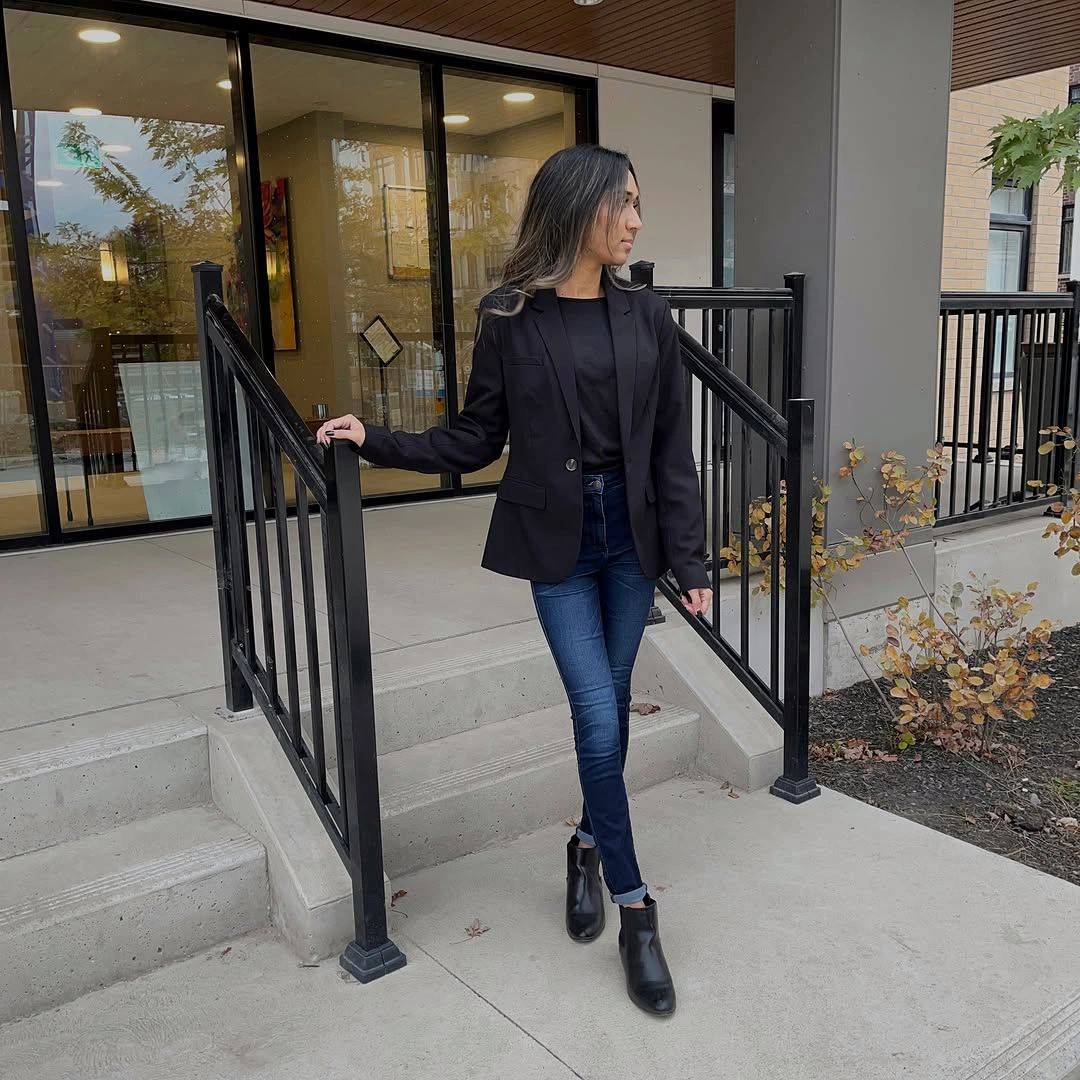 fall professional outfits women 2026 Black Blazer, Dark Denim, and Chelsea Boots for a Polished Casual Office