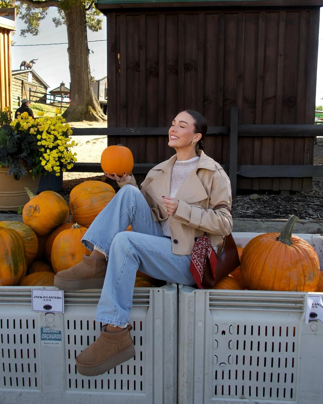 fall professional outfits women 2026 Cropped Trench and Light Denim for a Casual Friday Fall Outfit
