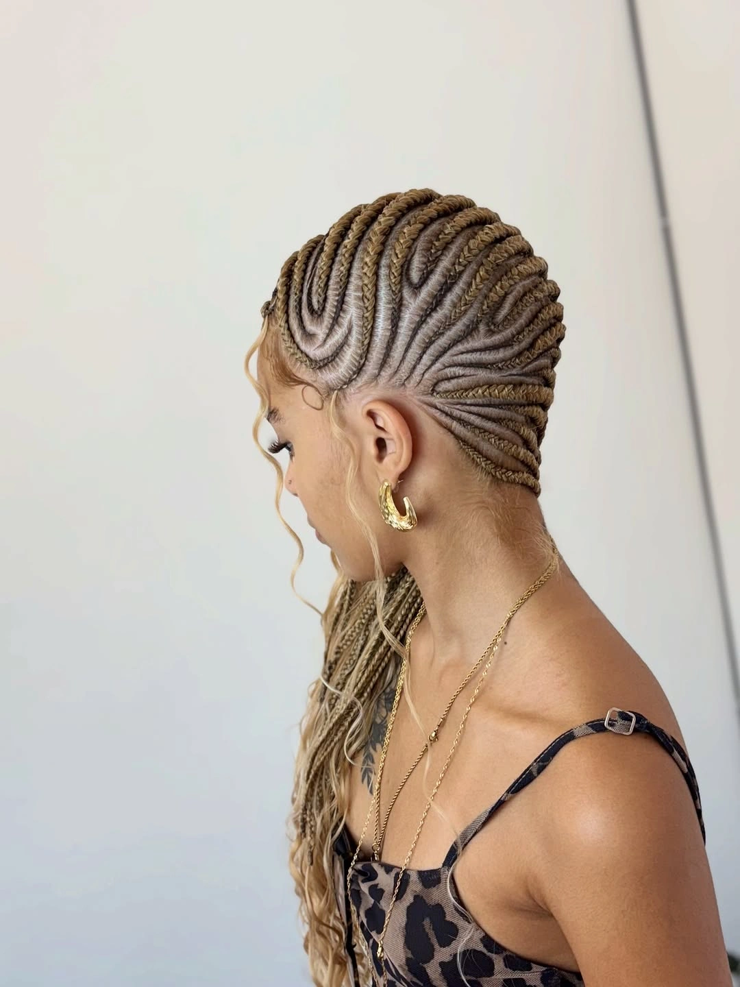 lemonade braid hairstyle Blonde Side-Swept Lemonade Braids With Gold Jewelry