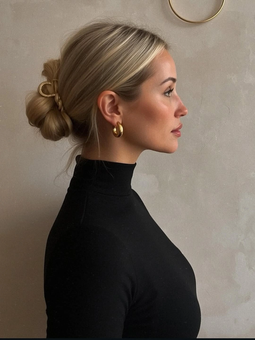 september hairstyles ideas 2026 Sleek Blonde Bun With Clean Side Profile