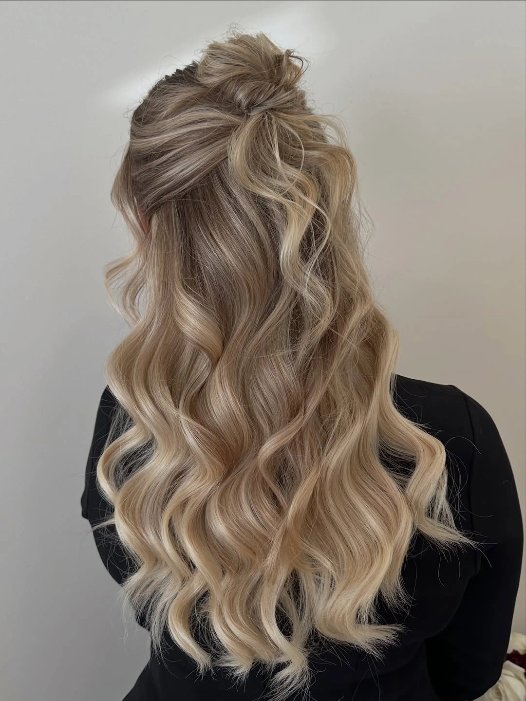 september hairstyles ideas 2026 Half-Up Blonde Waves With Lifted Crown