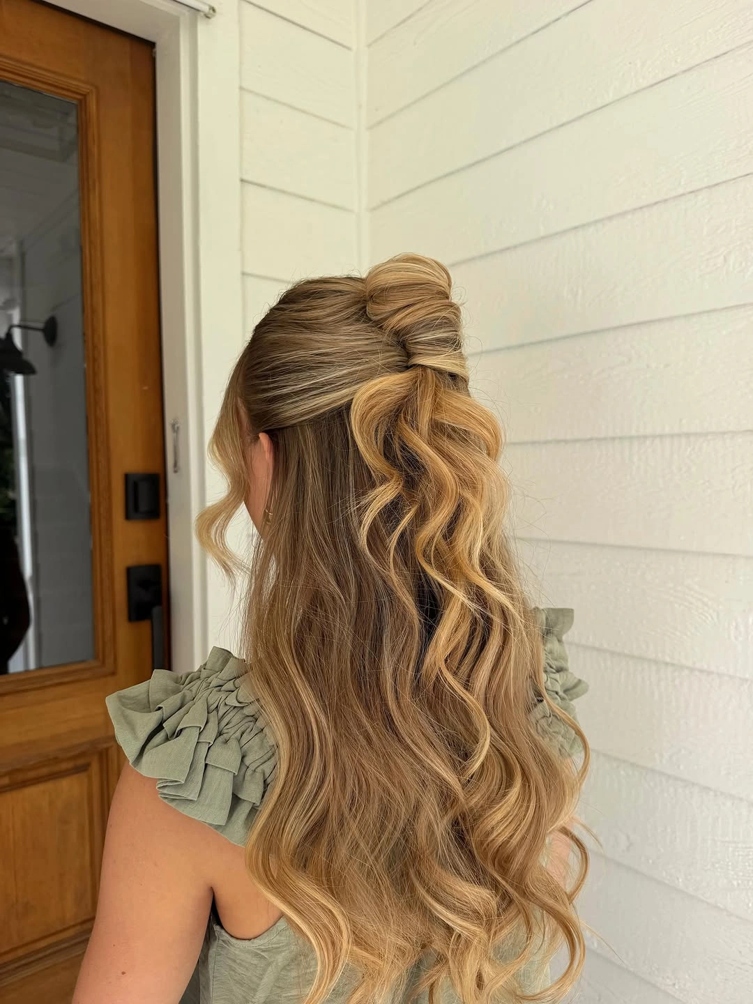 september hairstyles ideas 2026 Half-Up Blonde Waves With Twisted Crown